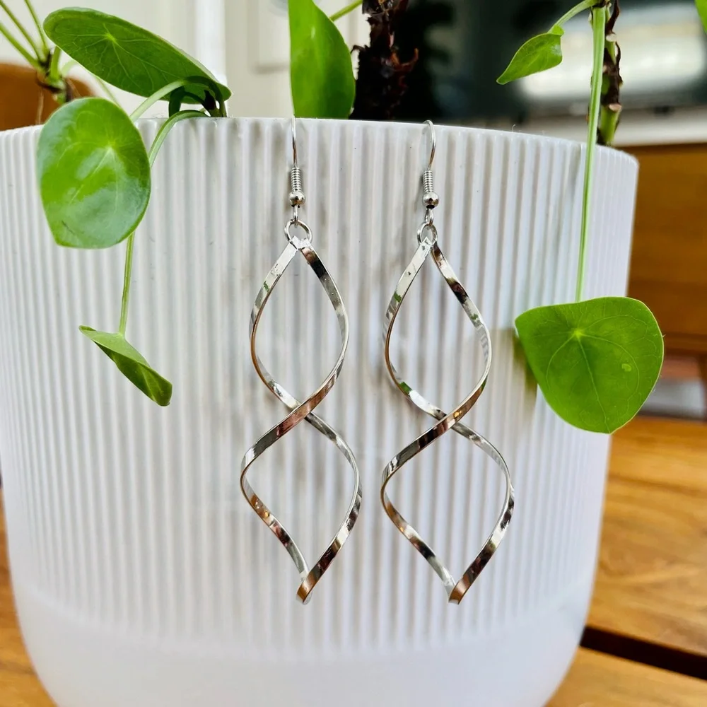 Spiral wave curl Gold color Earrings - Picture 9 of 11